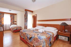 una habitación de hotel con 2 camas y una lámpara en Villa Tade en Debeljak