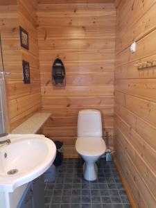 Ванна кімната в Sininen Hetki Cottage