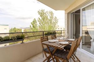 a table and chairs on a balcony with a view at SIROCCO - Bel appartement avec extérieur proche des plages in Marseille
