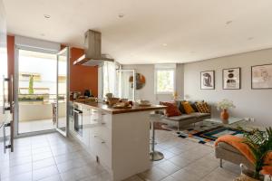 a kitchen and living room with a counter top at SIROCCO - Bel appartement avec extérieur proche des plages in Marseille