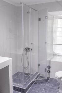 La salle de bains est pourvue d'une douche avec une porte en verre. dans l'établissement Porto Elea Camping & Bungalows, à Metókhion Zográfou