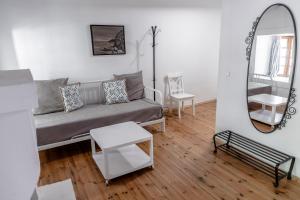 salon z kanapą i lustrem w obiekcie Porto Elea Camping & Bungalows w mieście Metókhion Zográfou