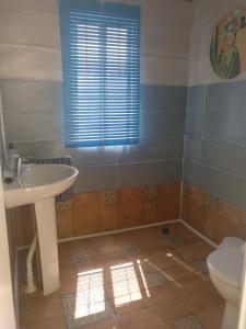 un baño con lavabo e inodoro en Villa Caramelo, en Castril 24 fotos más