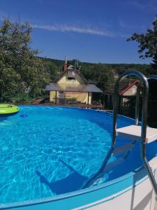 una piscina azul con un tobogán en una casa en Enjoy the silence en Rezi