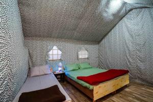1 dormitorio con 1 cama en una tienda de campaña en Odyssey Stays Parvati Woods Camps, en Kasol