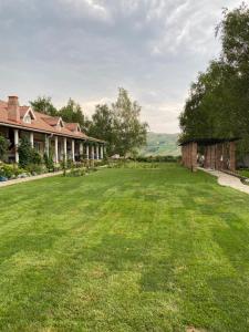 an empty yard in front of a house at Country Club La Mesteceni in Sebeş