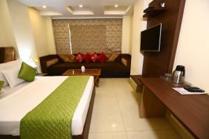 Cama ou camas em um quarto em The Picasso Residency Hotel New Delhi - Couple Friendly Local IDs Accepted