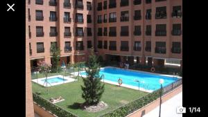una vista aérea de una piscina frente a los edificios en Apartment close to Airport, Ifema, en Madrid