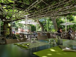 Gallery image of Logis Hotel Restaurant la Ferme in Avignon
