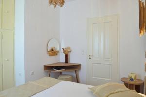 Łóżko lub łóżka w pokoju w obiekcie Esperos Seaside Suite in Adamas, Milos
