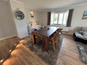 O zonă de relaxare la Bungalow 4 Schlafzimmer 8 Personen Parkplatz Grundstück Garten +9 fotografii