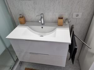 een badkamer met een witte wastafel in een kamer bij Torres del Sol 12th floor Teide and Atlantic view - Las Americas in Playa de las Americas