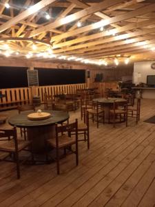 ferme de castel pouzouilh餐厅或其他用餐的地方
