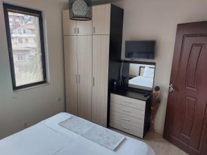 A bed or beds in a room at Apartament Emi