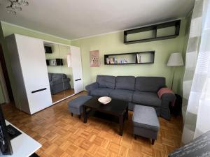 salon z kanapą i stołem w obiekcie Apartament Renata we Wrocławiu