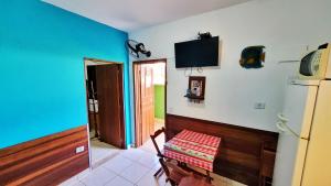 una cucina con pareti bianche e blu e un frigorifero di Bardul´s House a Ubatuba