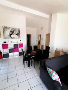 - un salon avec un canapé, une table et des chaises dans l'établissement Apartman ViL, à Sveti Vid-Miholjice