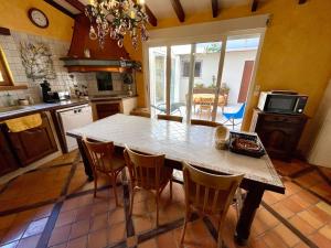 une cuisine avec une table et des chaises dans l'établissement Ferienhaus mit schöner Terrasse ganz strandnah, à Hourtin