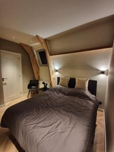 sypialnia z dużym łóżkiem w pokoju w obiekcie Super de luxe privékamer op een toplocatie - Room 2 w mieście Egmond aan Zee
