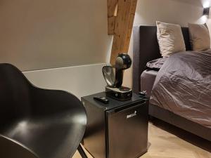 a room with a bed and a table with a lamp at Super de luxe privékamer op een toplocatie - Room 2 in Egmond aan Zee