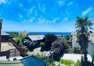 an aerial view of a suburb with houses and palm trees at 海の眺め/プール付き/炭火BBQ(雨でも可能)/まるまる貸切別荘/最大13名/名勝千畳敷・三段壁近く in Shirahama