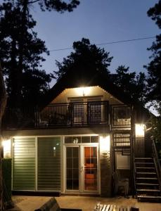 ein Haus mit einer Treppe und einem Balkon in der Nacht in der Unterkunft RB Apartment 1 (SPA) & 2 in Palić