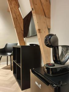 una lámpara negra sentada en una mesa junto a una silla en Super de luxe privékamer op een toplocatie - Room 1, en Egmond aan Zee