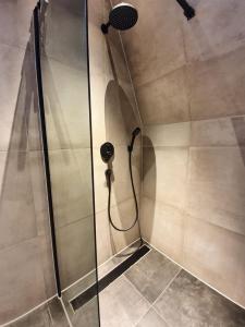 łazienka z prysznicem z głowicą prysznicową w obiekcie Super de luxe privékamer op een toplocatie - Room 2 w mieście Egmond aan Zee
