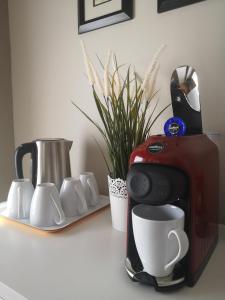 Příslušenství pro přípravu čaje a kávy v ubytování Shaw Suite