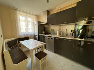 kuchnia z małym stołem i blatem w obiekcie Apartament Renata we Wrocławiu