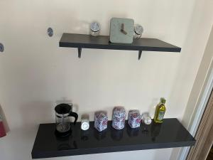 Zestaw do parzenia kawy i herbaty w obiekcie Apartament Renata