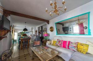 sala de estar con sofá y mesa en CASA RURAL ANTEQUERA/ MOLLINA, en Mollina