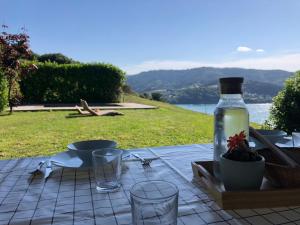 a table with a bottle of wine and glasses on it at Adosado en la costa con excelentes vistas al estuario de Urdaibai in Mundaka