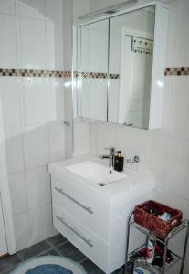 bagno con lavandino bianco e specchio di Endless Summer a Tønsberg