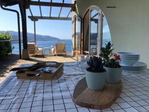 una mesa con platos y macetas en un patio en Adosado en la costa con excelentes vistas al estuario de Urdaibai, en Mundaka