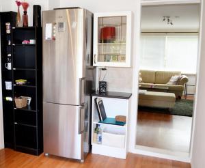 騰斯貝格的住宿－Endless Summer，一间厨房,里面配有不锈钢冰箱