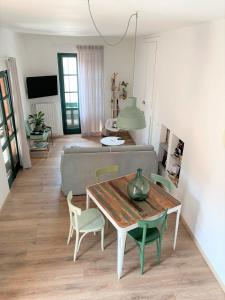 アルバにあるLa Casa di Ringhieraのリビングルーム(テーブル、椅子、ソファ付)