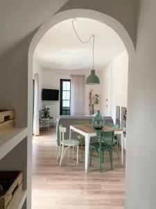 una cucina e una sala da pranzo con tavolo e sedie di La Casa di Ringhiera ad Alba Altre 37 foto