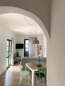 - une salle à manger avec une table et des chaises dans l'établissement La Casa di Ringhiera, à Alba
