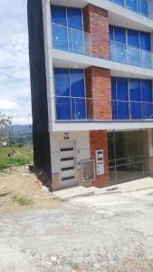 un grand bâtiment en briques avec une porte en face de celui-ci dans l'établissement Hermoso apartamento, à Barbosa