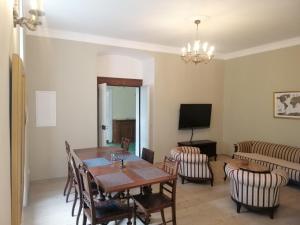 a dining room with a table and chairs and a television at Apartmán Fara in Včelákov