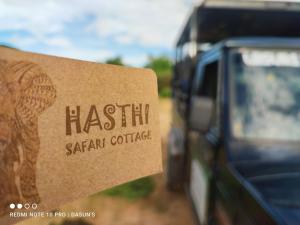 Certificato, attestato, insegna o altro documento esposto da Hasthi Safari Cottage