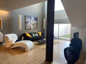 sala de estar con sofá y silla en Loft Bardenas ECO RR46, en Ribaforada