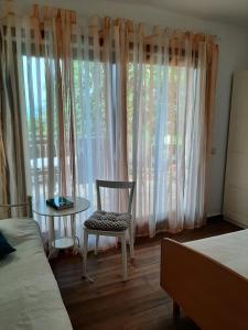 Postel nebo postele na pokoji v ubytování Cosy, sea view apartment Porat