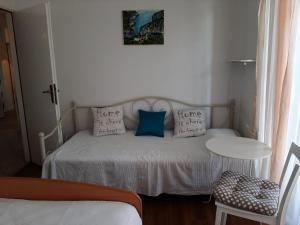 Postel nebo postele na pokoji v ubytování Cosy, sea view apartment Porat