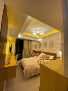 1 dormitorio con cama grande, escritorio y cama sidx sidx sidx sidx sidx sidx en Chic Hideaway at Azure North Bali Tower, en San Fernando