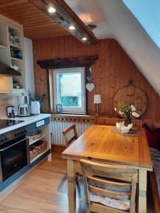 - une cuisine avec une table en bois dans une chambre dans l'établissement Ferienwohnung Geiernest, à Ochsenfurt