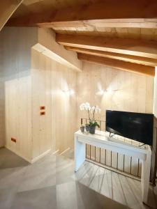 ein Wohnzimmer mit einem TV an der Wand in der Unterkunft Chez Orsille in Aymavilles