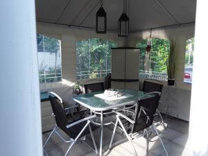 een eetkamer met een groene tafel en stoelen bij Marina beach chalet nummer P0 28 in Hoek