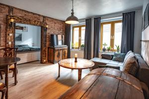 a living room with a couch and a table at Hus Tidevann in Tönning